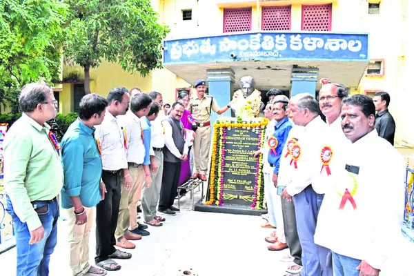 విశ్వేశ్వరయ్యను ఆదర్శంగా తీసుకోవాలి