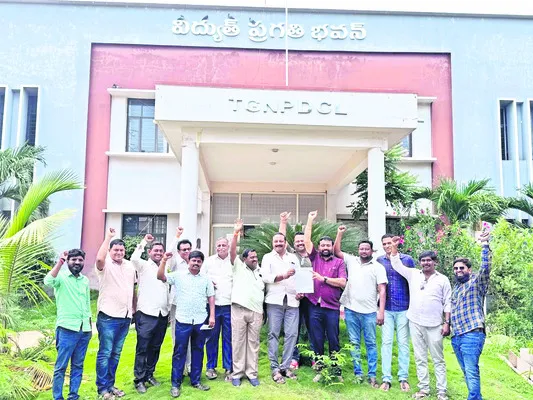 లేబర్‌ రేట్లు పెంచాలని పనుల నిలిపివేత 