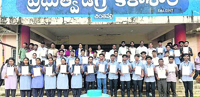 రక్తదానం చేసిన విద్యార్థులకు సర్టిఫికెట్లు 