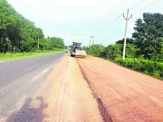 జోరుగా రోడ్డు విస్తరణ పనులు 