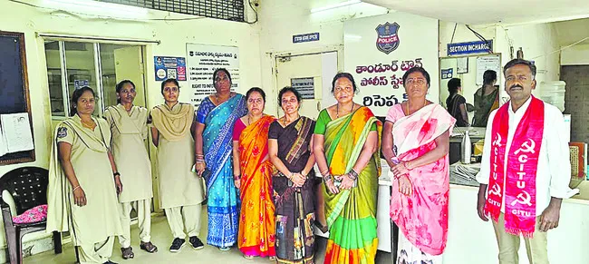 రోడ్డెక్కిన అంగన్‌వాడీలు 
