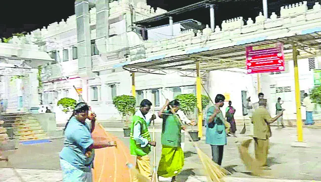 శానిటరీ సిబ్బంది ఆకలి కేకలు