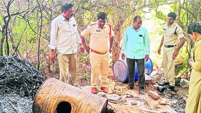 నాటుసారా బట్టీపై దాడులు