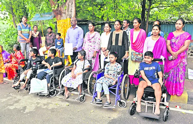 తమ పిల్లలను ఆదుకోవాలి 