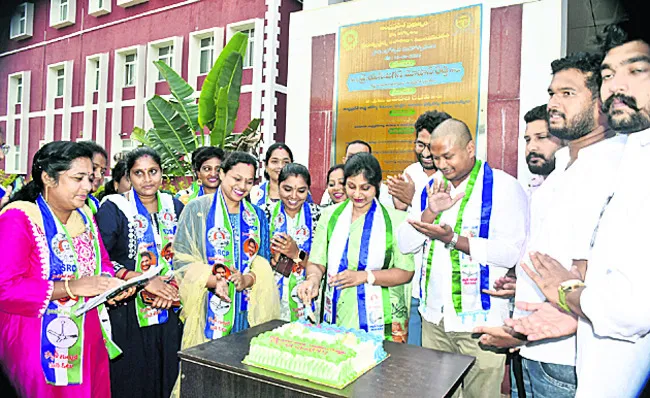 వైద్యవిద్యను ప్రైవేటుపరం చేయడం సిగ్గుచేటు 
