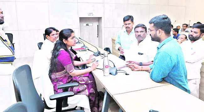 కనీస వసతులు కల్పించండి