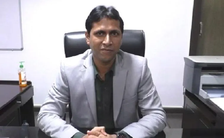 A touching video of Swapnil Wankhede Collector of Datia in Madhya Pradesh3
