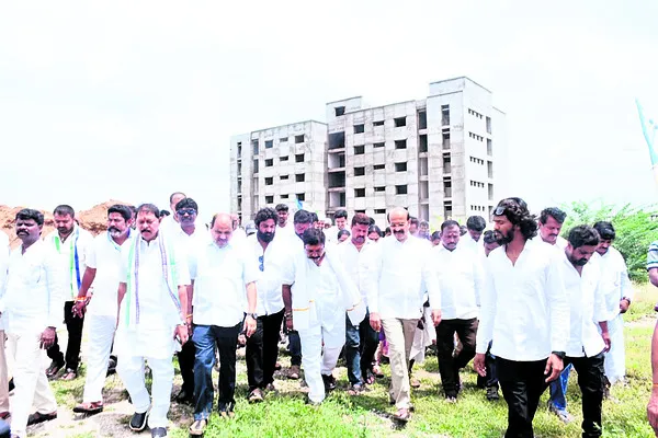మెడికల్‌ కాలేజీలను నిర్వహించలేరా?