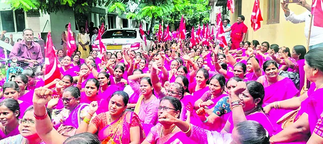 వెలుగు వీవోఏల సమస్యల పరిష్కారానికి ధర్నా 