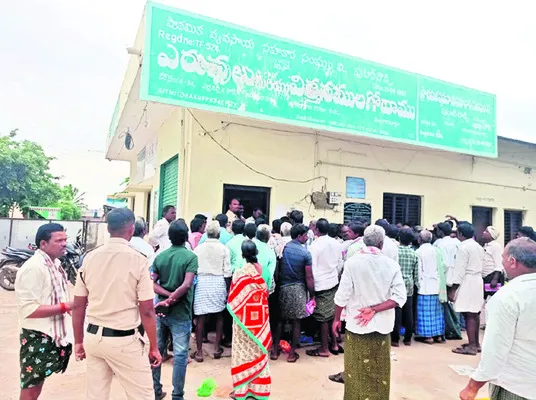 యూరియా కోసం తప్పని తిప్పలు 