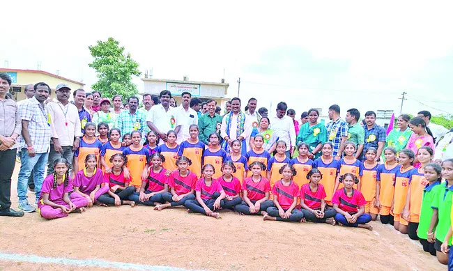 చదువుతో పాటు క్రీడల్లోనూ రాణించాలి