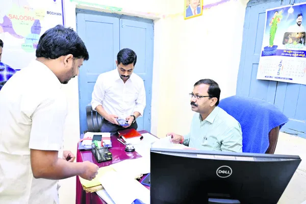 నిర్ణీత గడువులో దరఖాస్తులను పరిష్కరించాలి