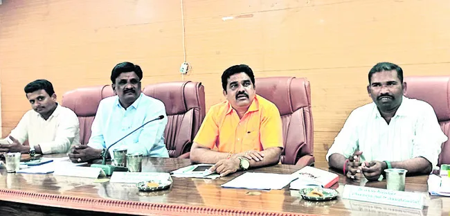 రోడ్ల మరమ్మతులపై దృష్టి పెట్టండి