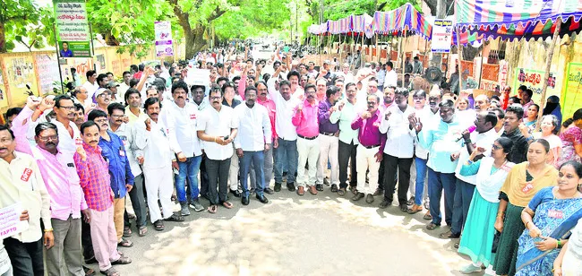 పీఆర్సీ ఊసెత్తరు.. డీఏలు చెల్లించరు