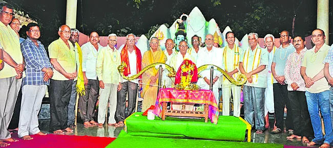 బలరాముడి బంగారు పాదుకలకు ప్రత్యేక పూజలు