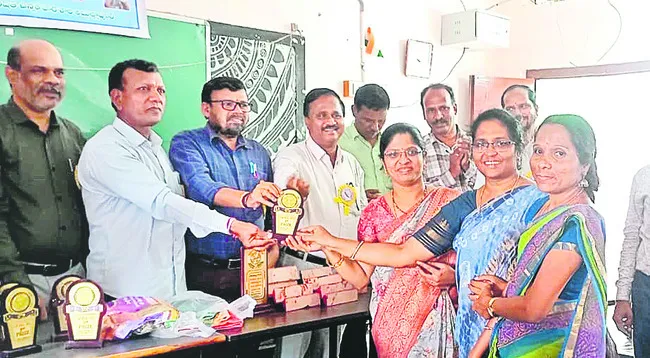 జాతీయస్థాయి పోటీలకు ముగ్గురు విద్యార్థులు 