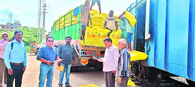 1050 మెట్రిక్ టన్నుల యూరియా రాక