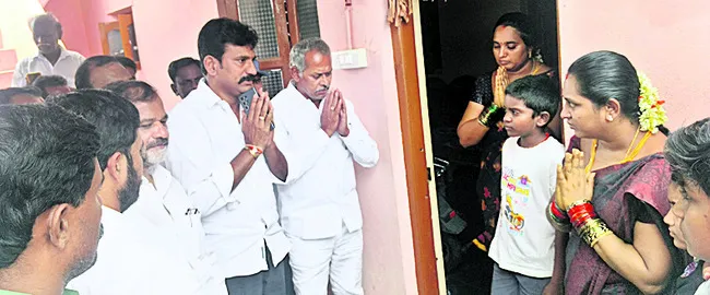 జక్కల ఆదిశేషు కుటుంబానికి పరామర్శ