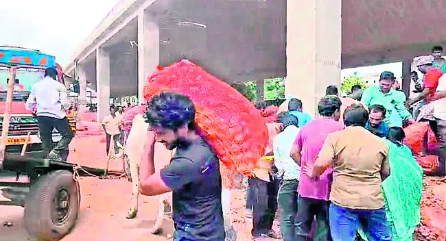 వదంతులు నమ్మి.. ఉల్లిబస్తాలు ఎత్తుకెళ్లి! 