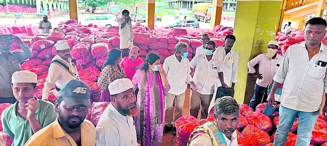 6,588 క్వింటాళ్ల ఉల్లి వేలం 