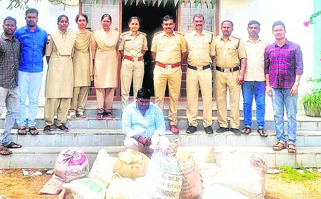 పటిక, బెల్లం పట్టివేత