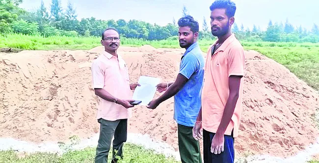 ఇసుక అక్రమ నిల్వలు సీజ్