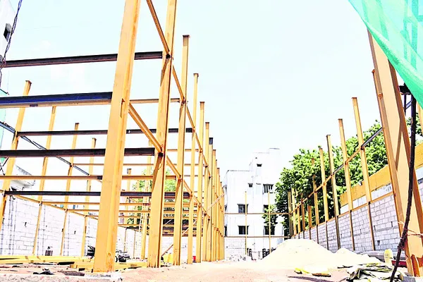 అక్రమ నిర్మాణాలను వదిలేసి..