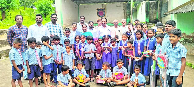 విద్యార్థులు క్రీడల్లోనూరాణించాలి
