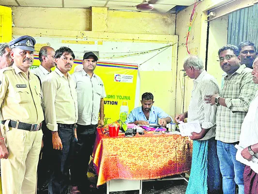 పోలీస్‌ బందోబస్తుతో యూరియా పంపిణీ 