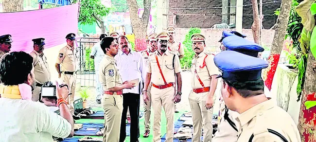 మహిళల రక్షణకు ప్రాధాన్యం ఇవ్వాలి