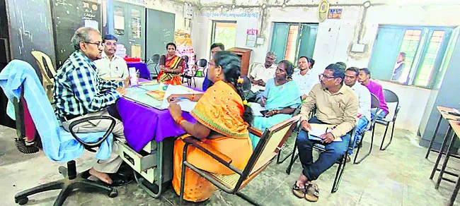 హైస్కూళ్లలో డీఈవో ఆకస్మిక తనిఖీ 
