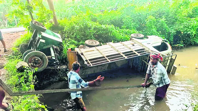 పంట కాలువలో గూడ్స్‌ వాహనం బోల్తా 