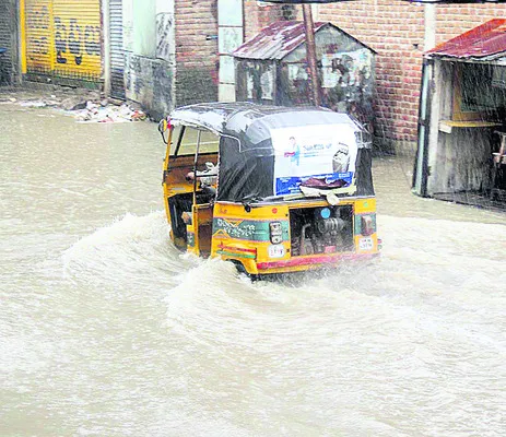 వంతెన నిర్మించాలని   ఒర్రె నీటిలో నిరసన
