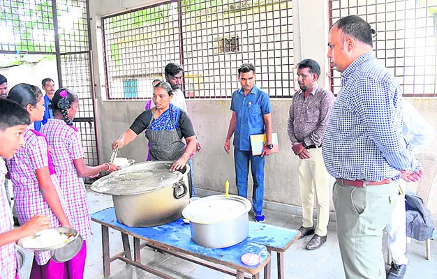 సిలిండర్‌పైనే భోజనం వండాలి