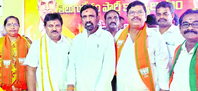 గంటల వ్యవధిలో యువతుల ఆచూకీ గుర్తించిన పోలీసులు 