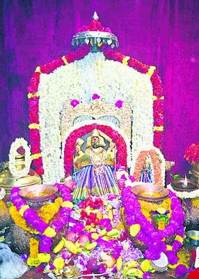 పుష్పాలంకరణలో పైడితల్లి