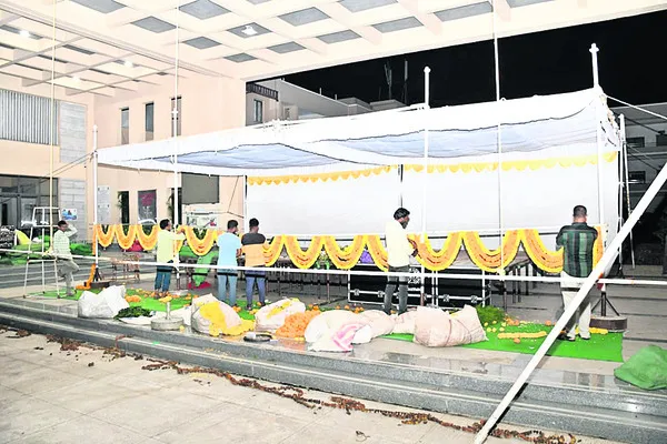 ప్రజాపాలన దినోత్సవానికి కలెక్టరేట్ ముస్తాబు