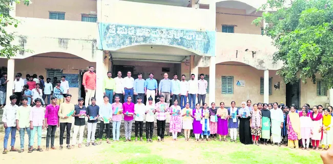 విద్యతోనే సమస్యల పరిష్కారం : డీఐఈఓ 