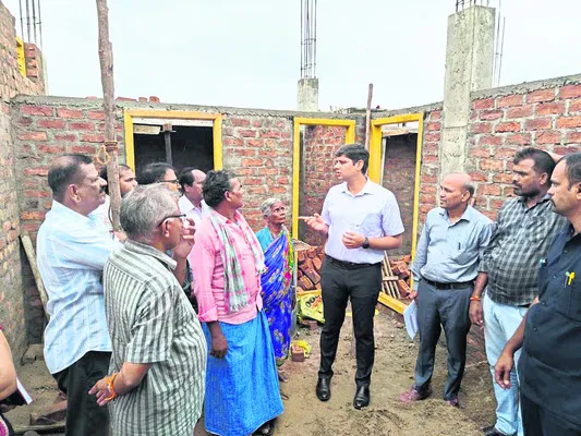 గాంధారి మండలంలో కలెక్టర్ పర్యటన