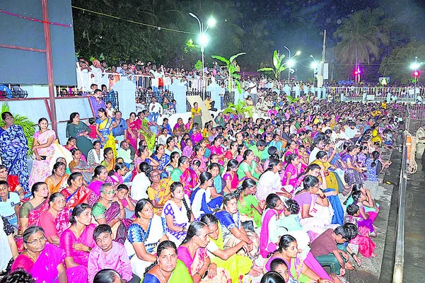 నేత్రపర్వం.. తెప్పోత్సవం