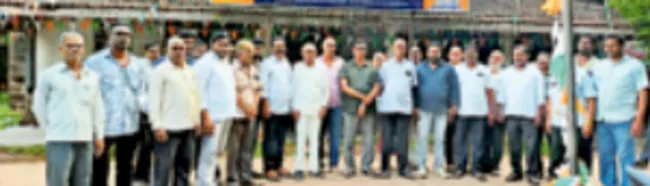 రిజిస్ట్రార్‌ కార్యాలయాల వద్ద దస్తావేజు లేఖర్ల పెన్‌ డౌ