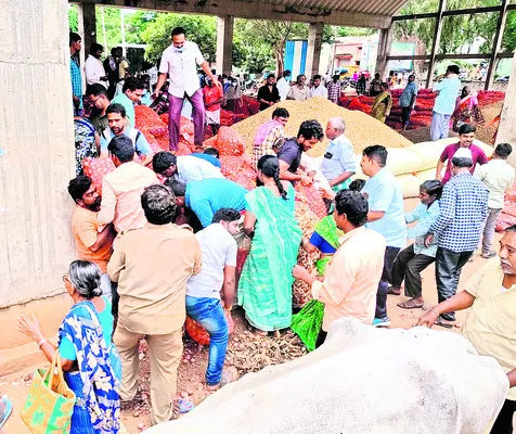 వదంతులు నమ్మి.. ఉల్లిబస్తాలు ఎత్తుకెళ్లి! 