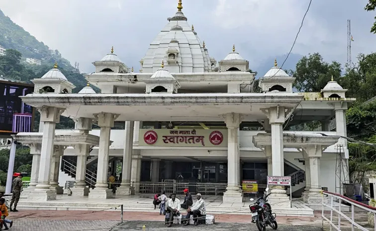 Vaishno Devi Yatra Resumes amid Chants of Jai Mata di