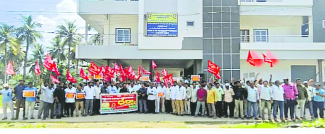 విద్యుత్‌ ఉద్యోగుల ధర్నా