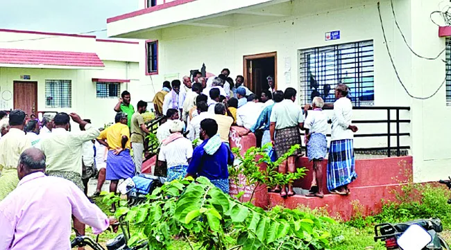 అన్నదాతకు తప్పని యూరియా కష్టాలు