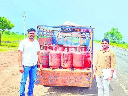 రాయితీ సిలిండర్లు పట్టివేత