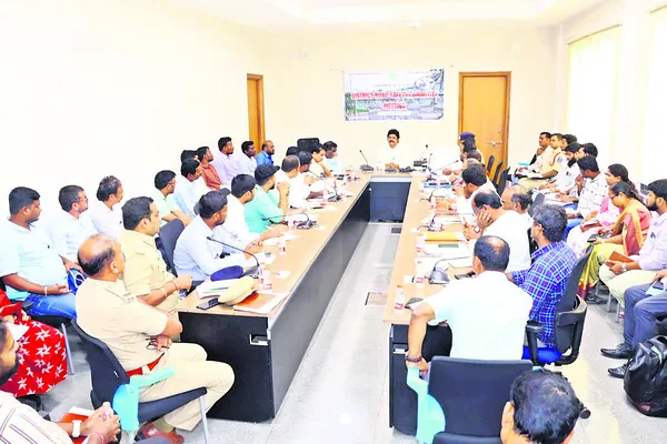 రోడ్డు ప్రమాదాలను తగ్గించాల్సిందే