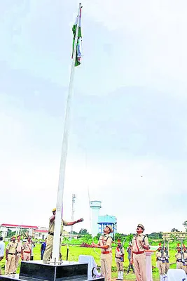 SP unfurling the national flag
