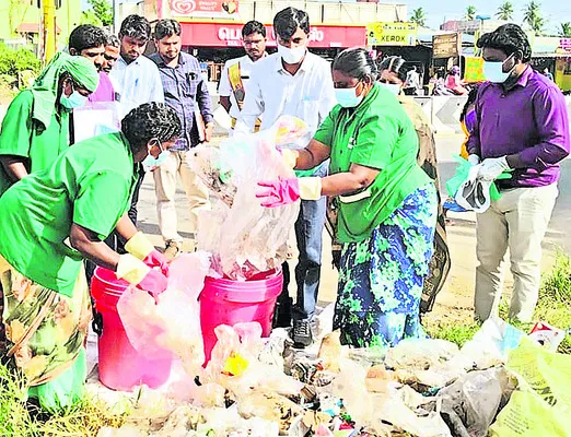 1,140 కిలోల ప్లాస్టిక్‌ కవర్లు స్వాధీనం 