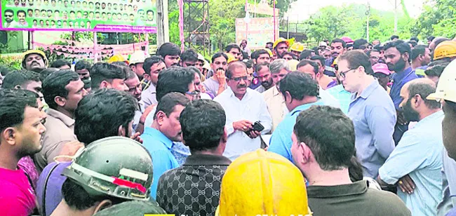 ‘కార్మికులను వేధిస్తున్న గని మేనేజర్‌’